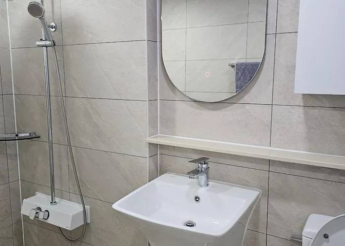 2 Beds Quite 1minconvience 5min From The Subway *